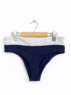 4/$20➡️ La Vie En Rose Navy & Grey Ribbed Brazilian Bikini Bottom – Medium GUC